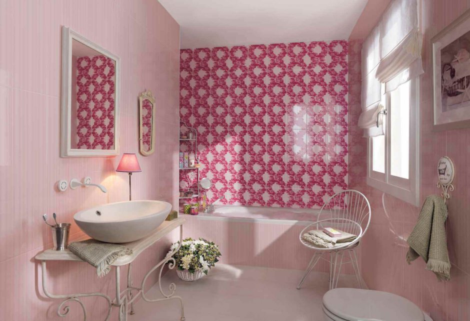 Розовые стены в ванной