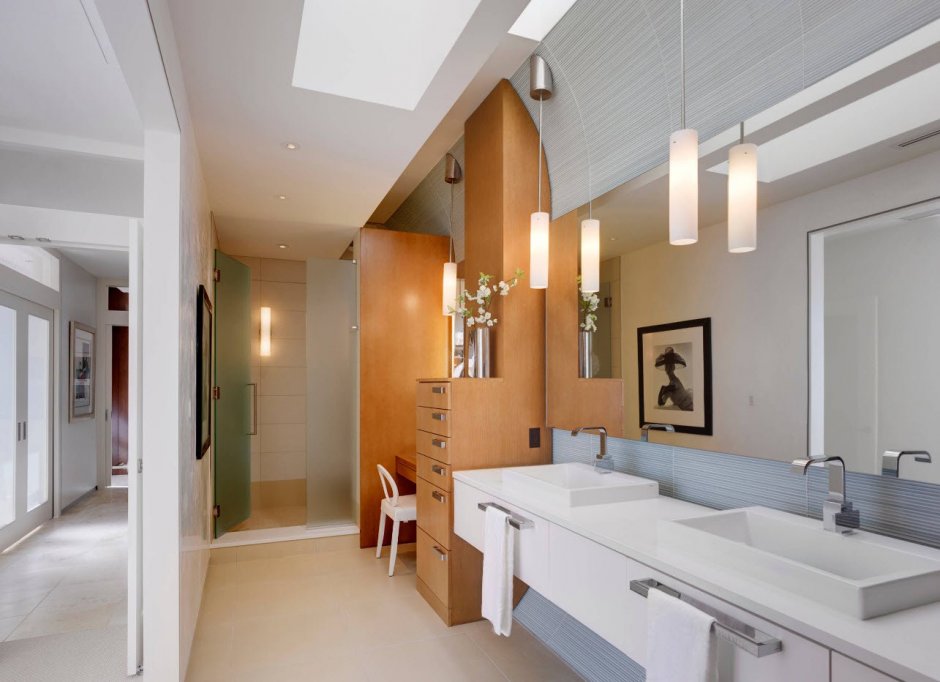Ванная комната с высокими потолками