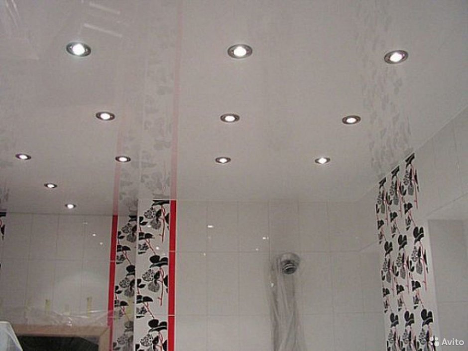 Расположение точечных светильников в ванной комнате