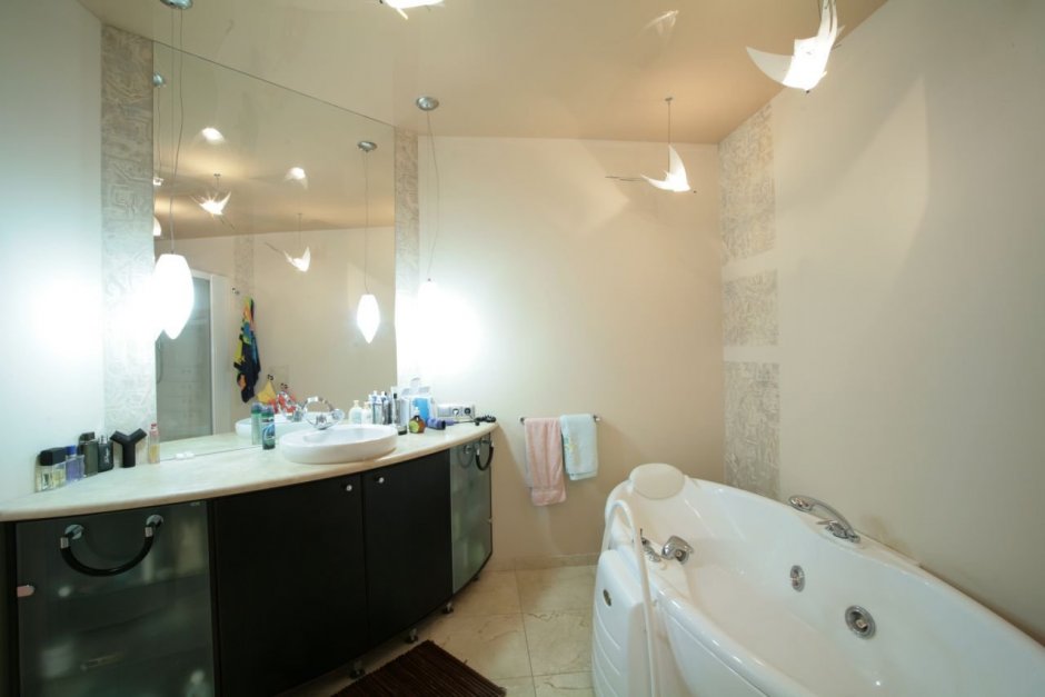 Белый матовый натяжной потолок в ванной комнате