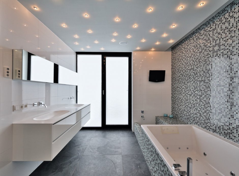 Потолок из мозаики в ванной