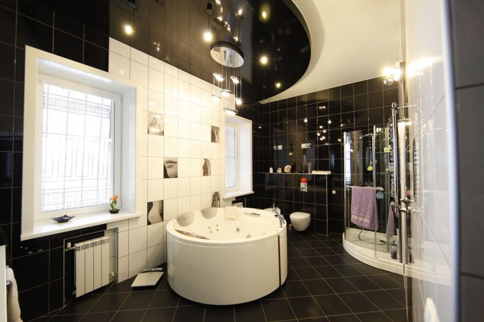 Ванная комната с джакузи в черно белом стиле