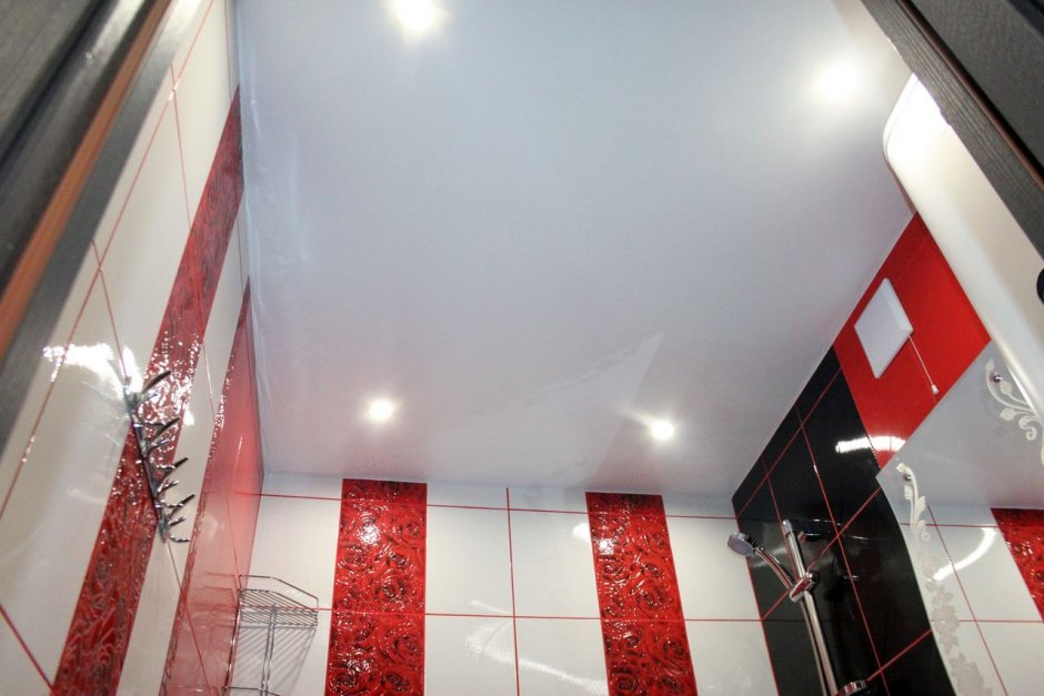 Натяжной потолок красно белый в ванной