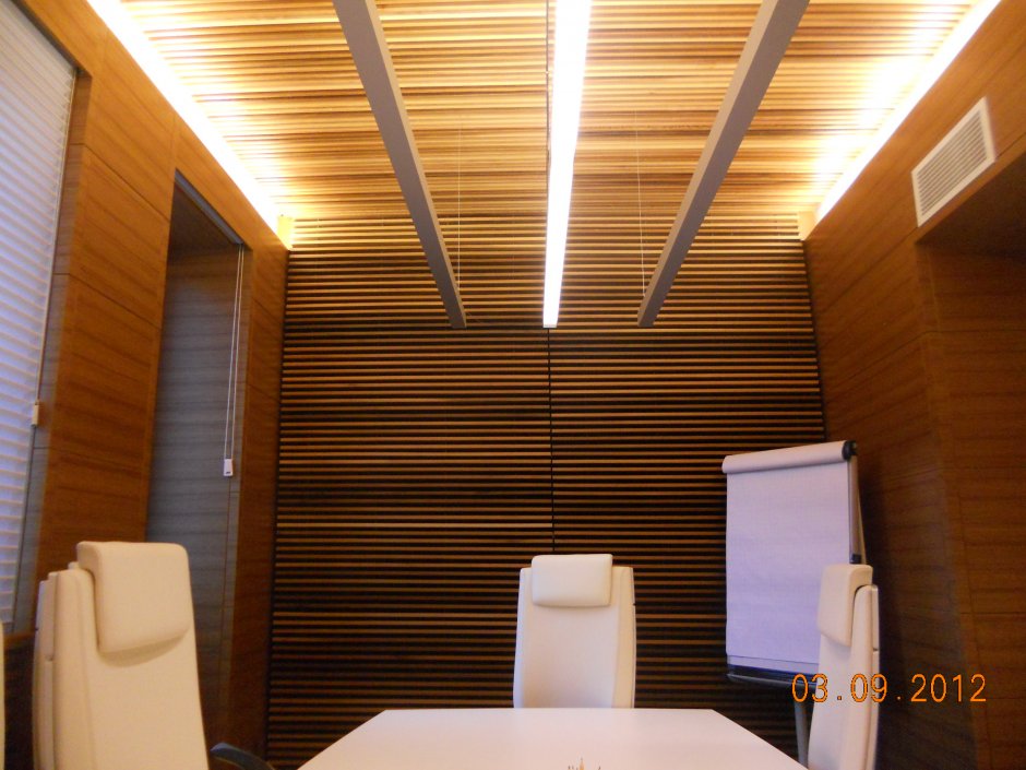 Реечный деревянный потолок в санузле