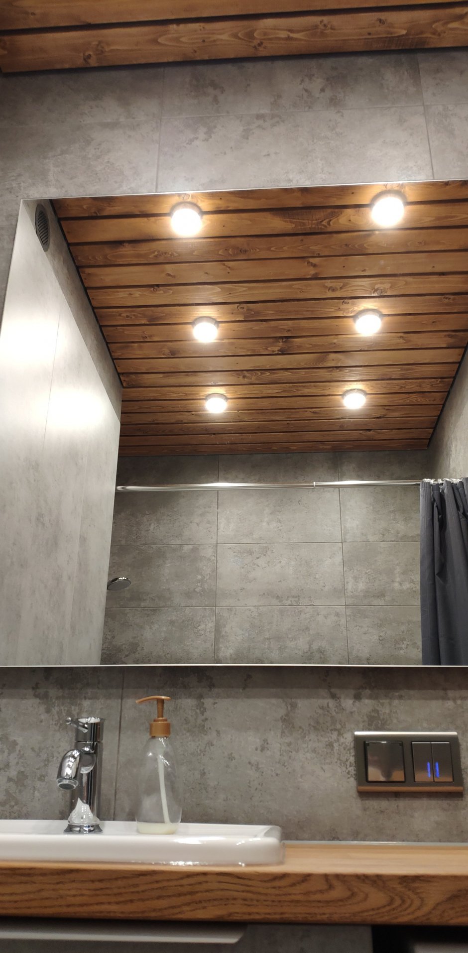 Деревянный реечный потолок в ванной
