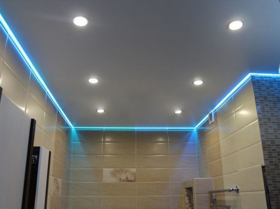 Натяжной потолок в ванной с подсветкой