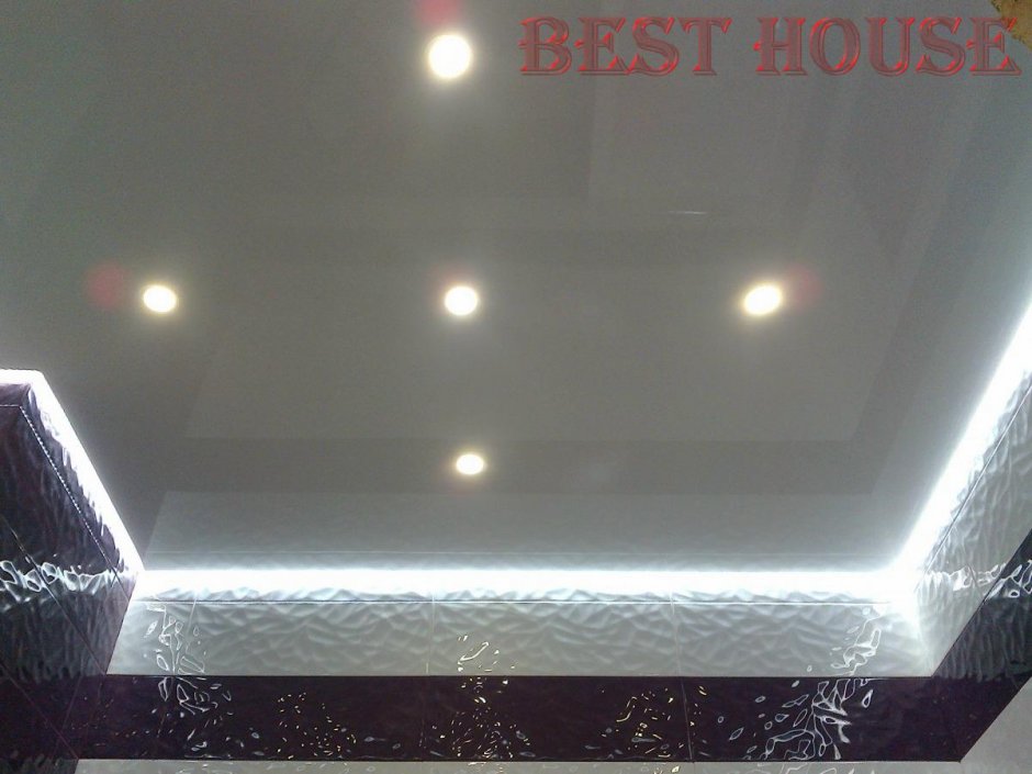 Парящий потолок с подсветкой по периметру в ванной