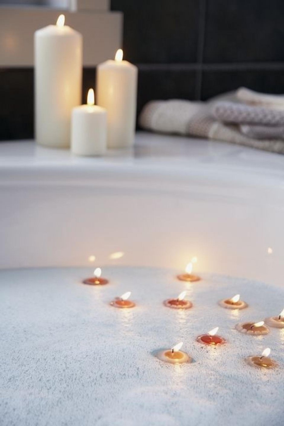 Плавающие свечи в ванной