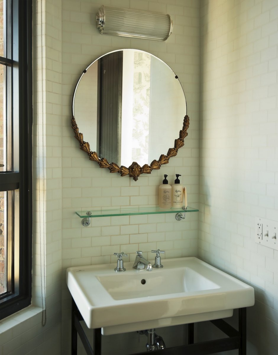 Круглое зеркало в интерьере ванной