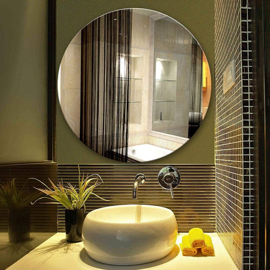 Интерьер современной ванной с огромным круглым зеркалом