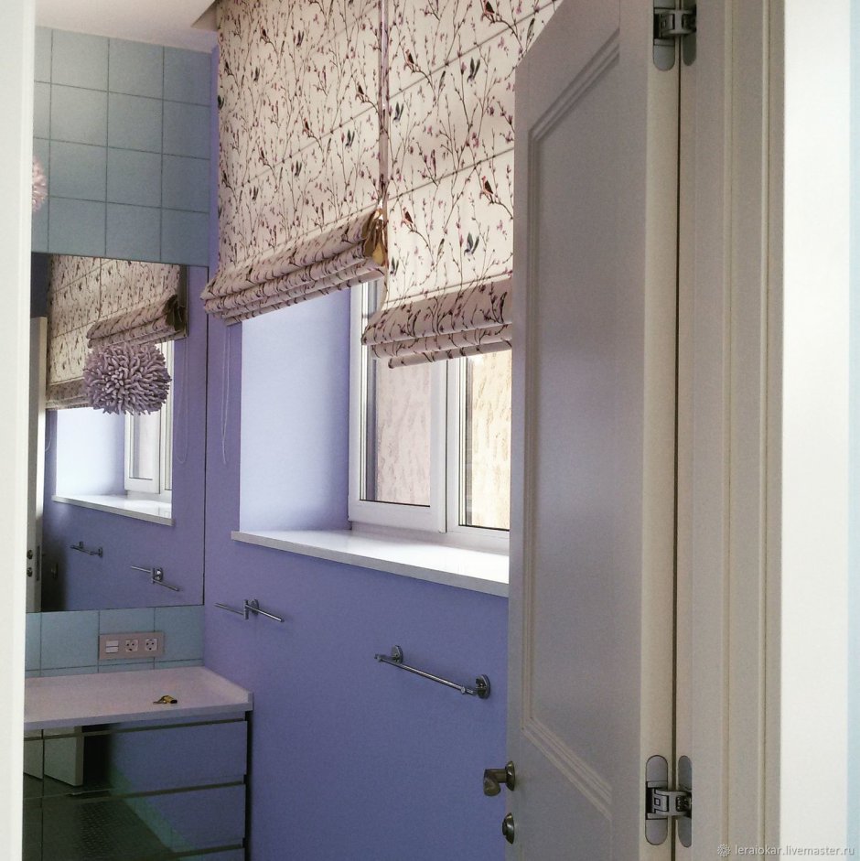 Фиолетовые римские шторы в ванной