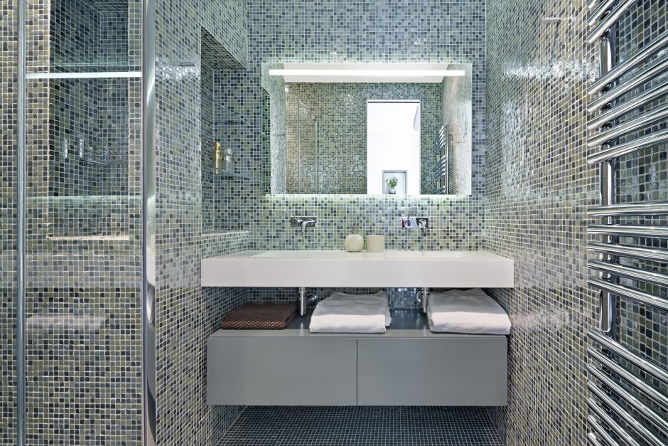 Мозаика зеркальная бирюзовая в интерьере ванной