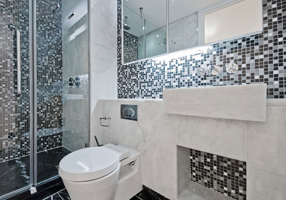 Дизайн ванной с мозаикой и белой плиткой