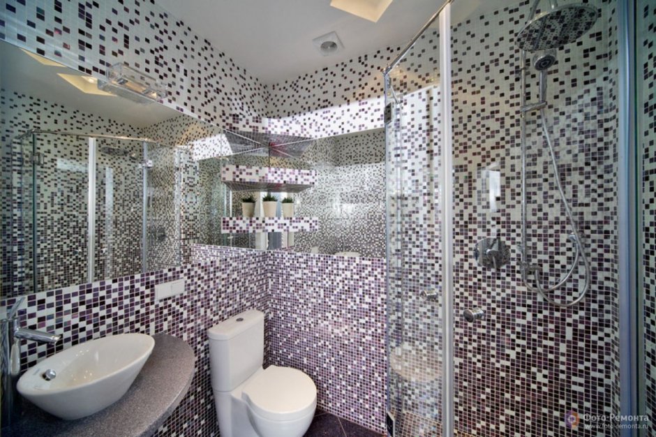 Маленькая туалетная комната с зеркальной мозаикой