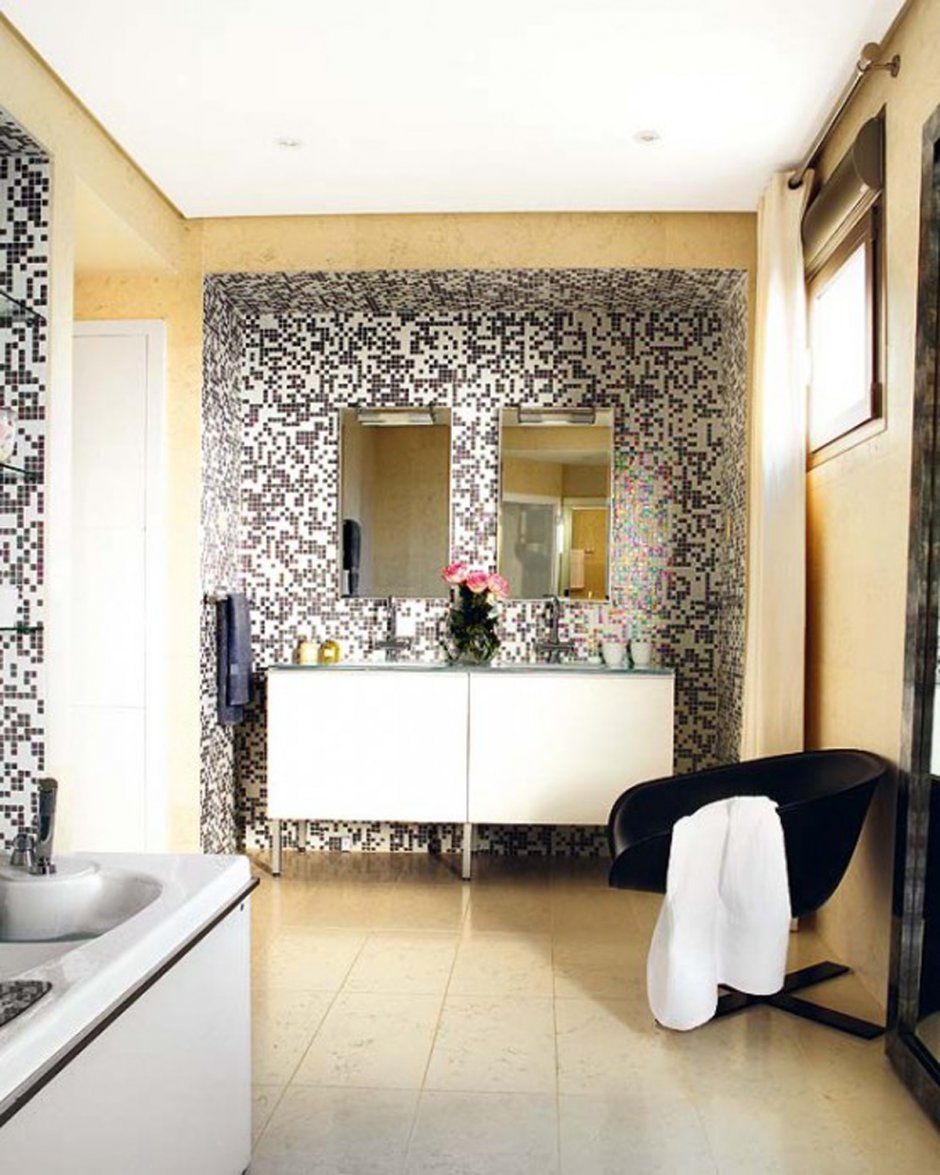 Белая ванная комната с мозаикой зеркальной