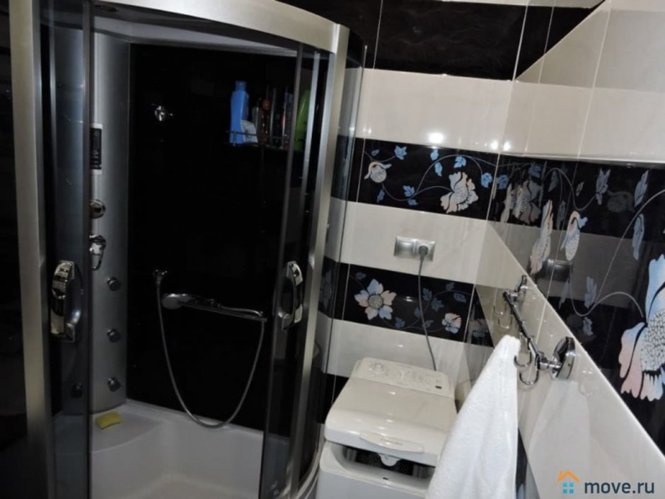 Ванная комната с душевой кабинкой черная