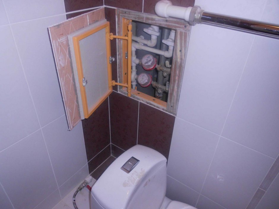 Дверца в ванную для закрытия труб
