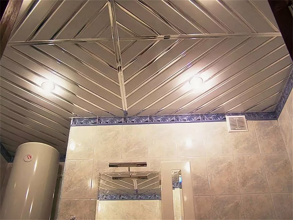 Реечный пластиковый потолок в ванной комнате