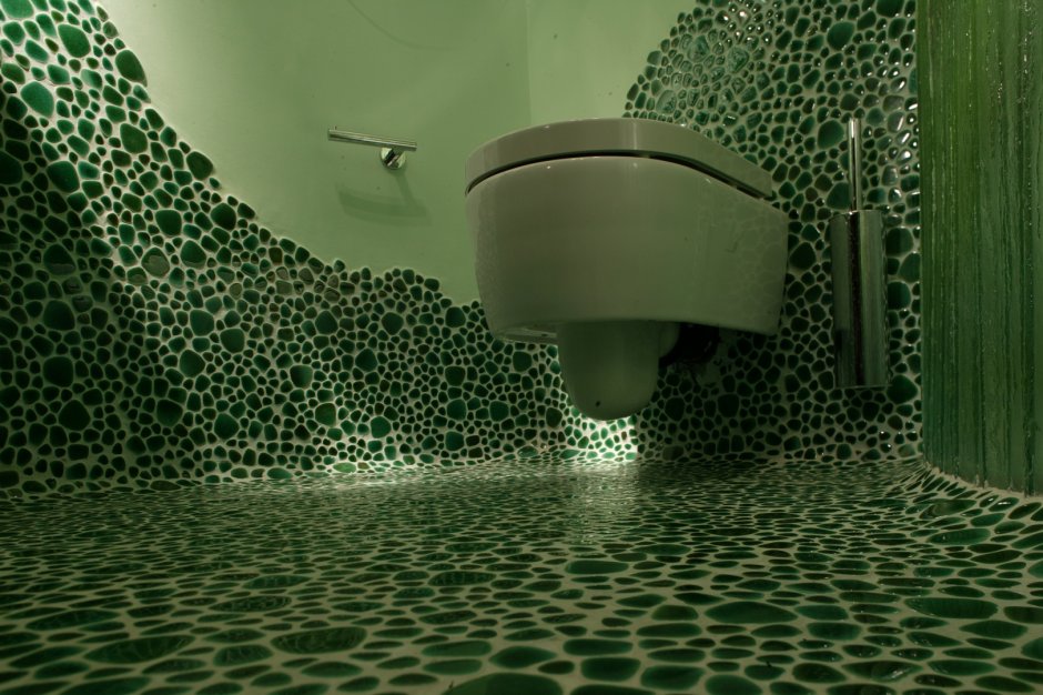 Зеленая мозаика в ванной комнате