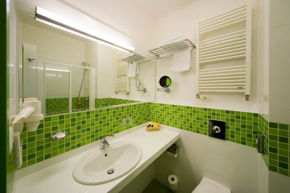 Ванная комната в зелёном золотом стиле в хрущевке