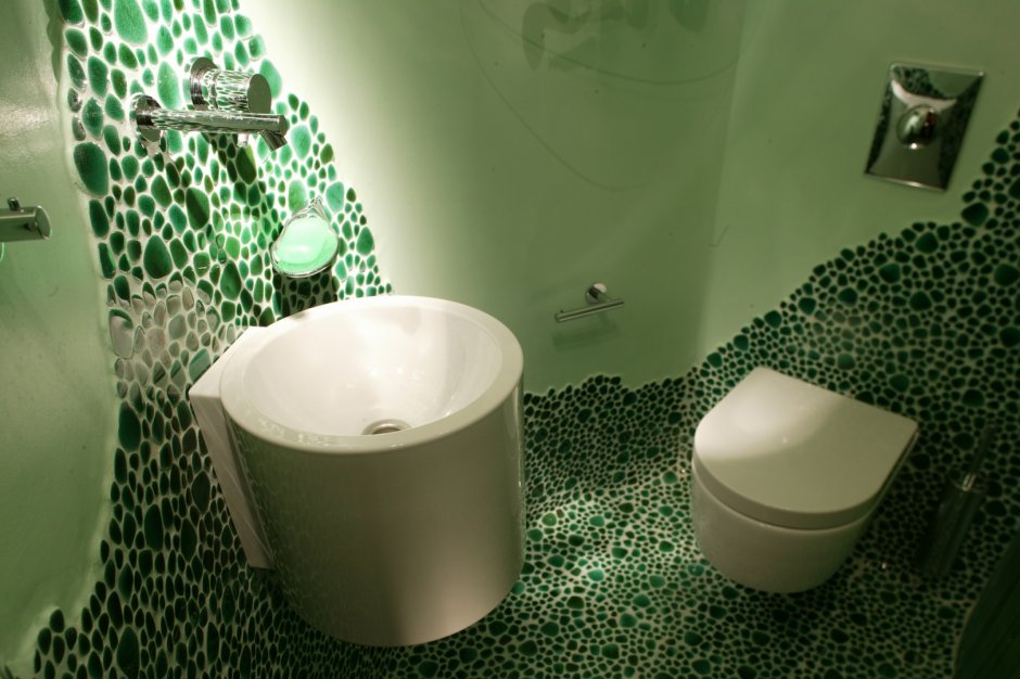 Ванна с мозаикой в зеленых тонах