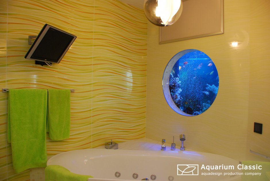 Ванная комната с аквариумом