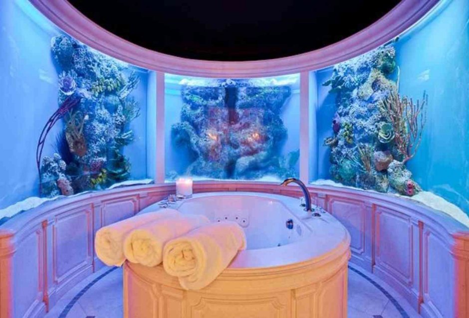 Ванная комната с аквариумом