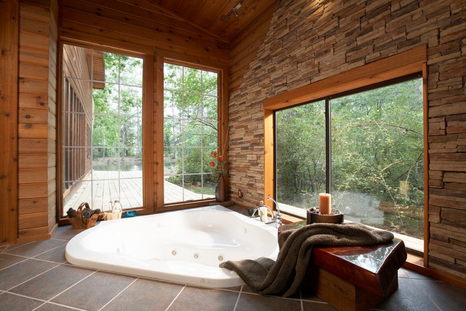Ванна с панорамным окном в деревянном доме