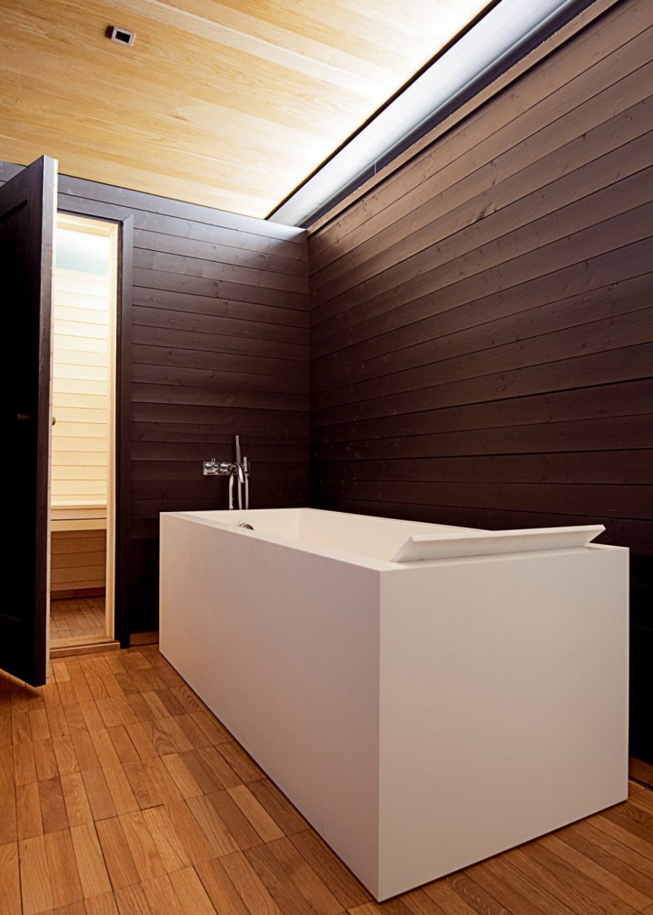 Отделка ванной комнаты пластиковыми панелями в деревянном доме фото