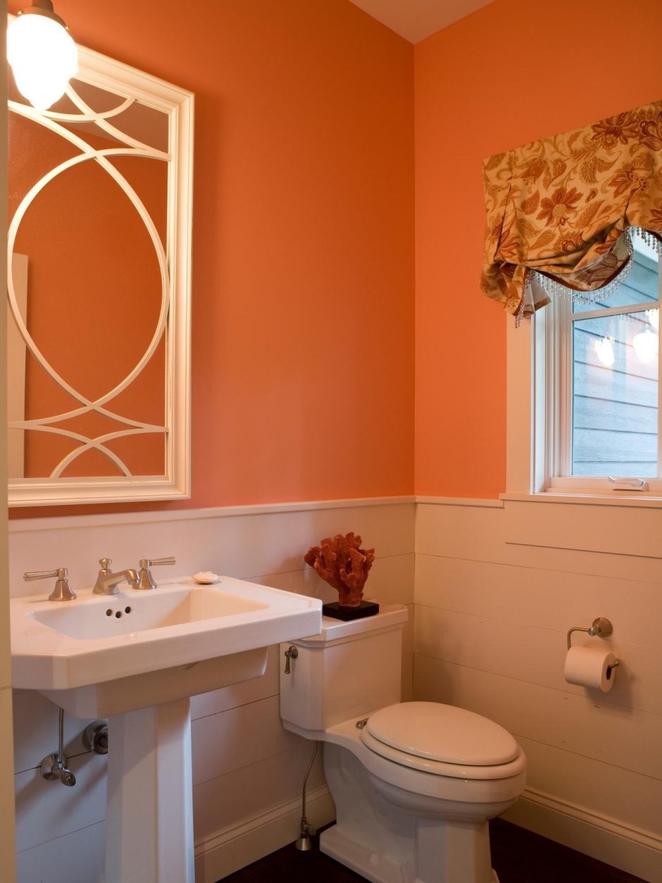 Персиковые стены в ванной
