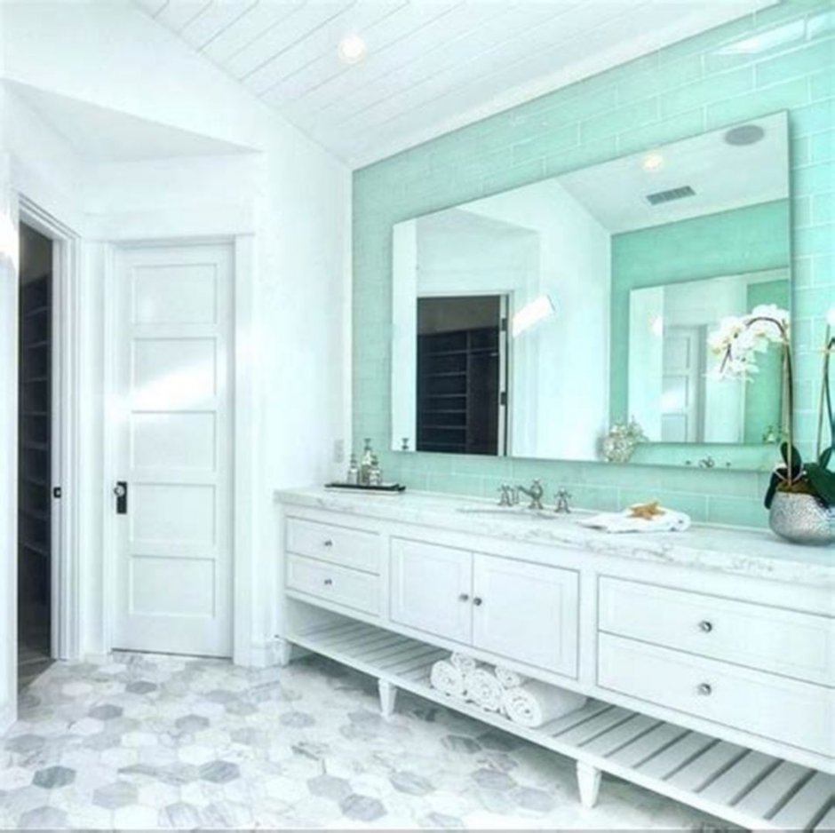 Ванная комната белая с мятным