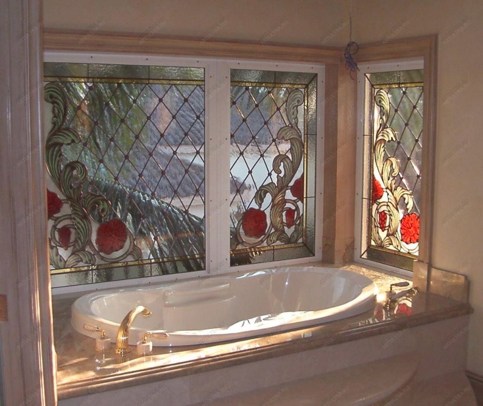 Витражное окно в ванной комнате