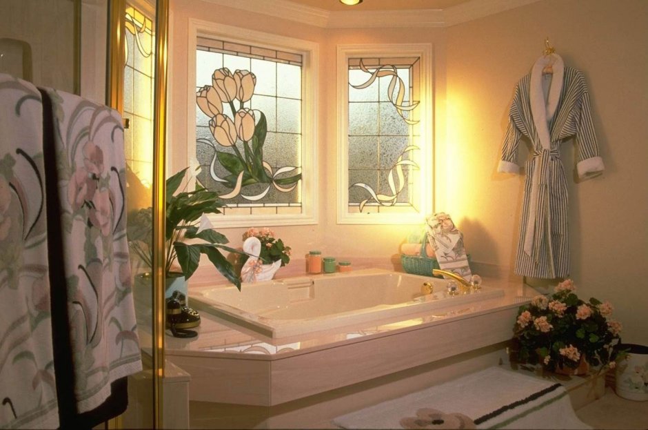 Красивые витражные окна в ванную