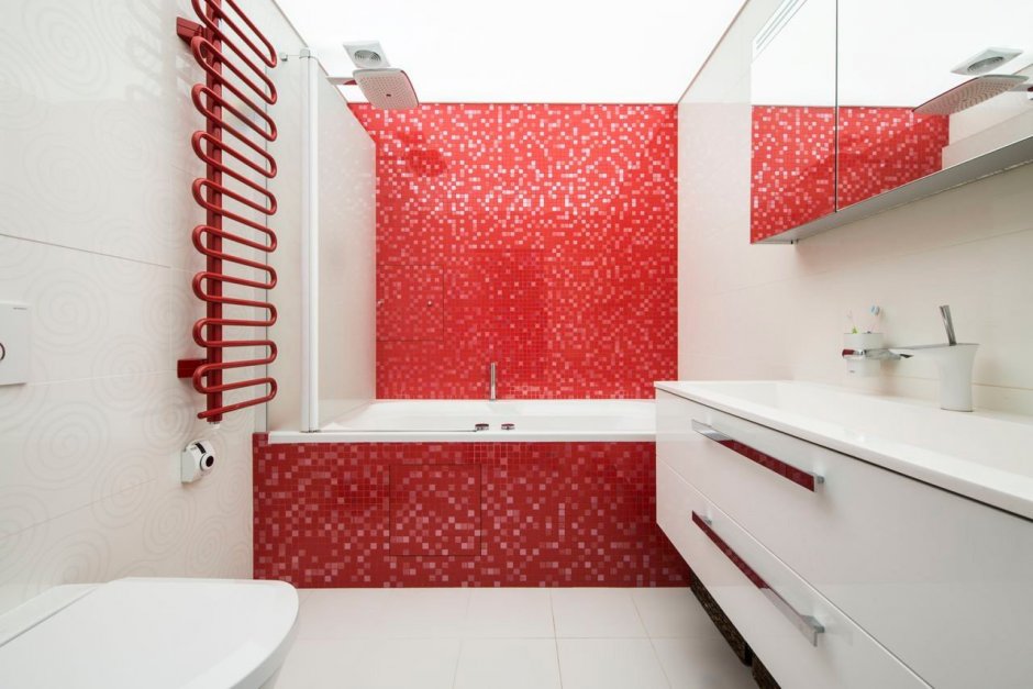 Красная мозаика в ванной