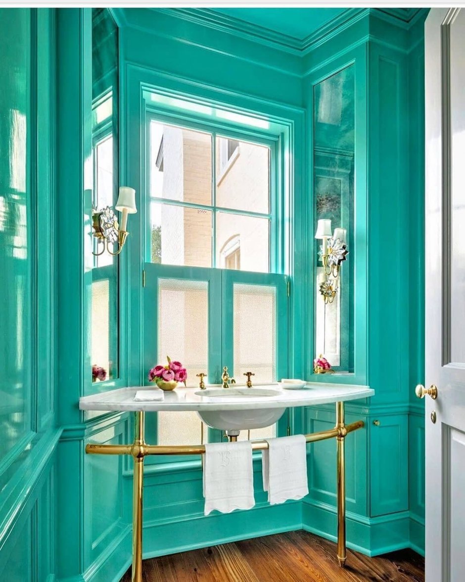 Интерьер ванной комнаты с синей дверью