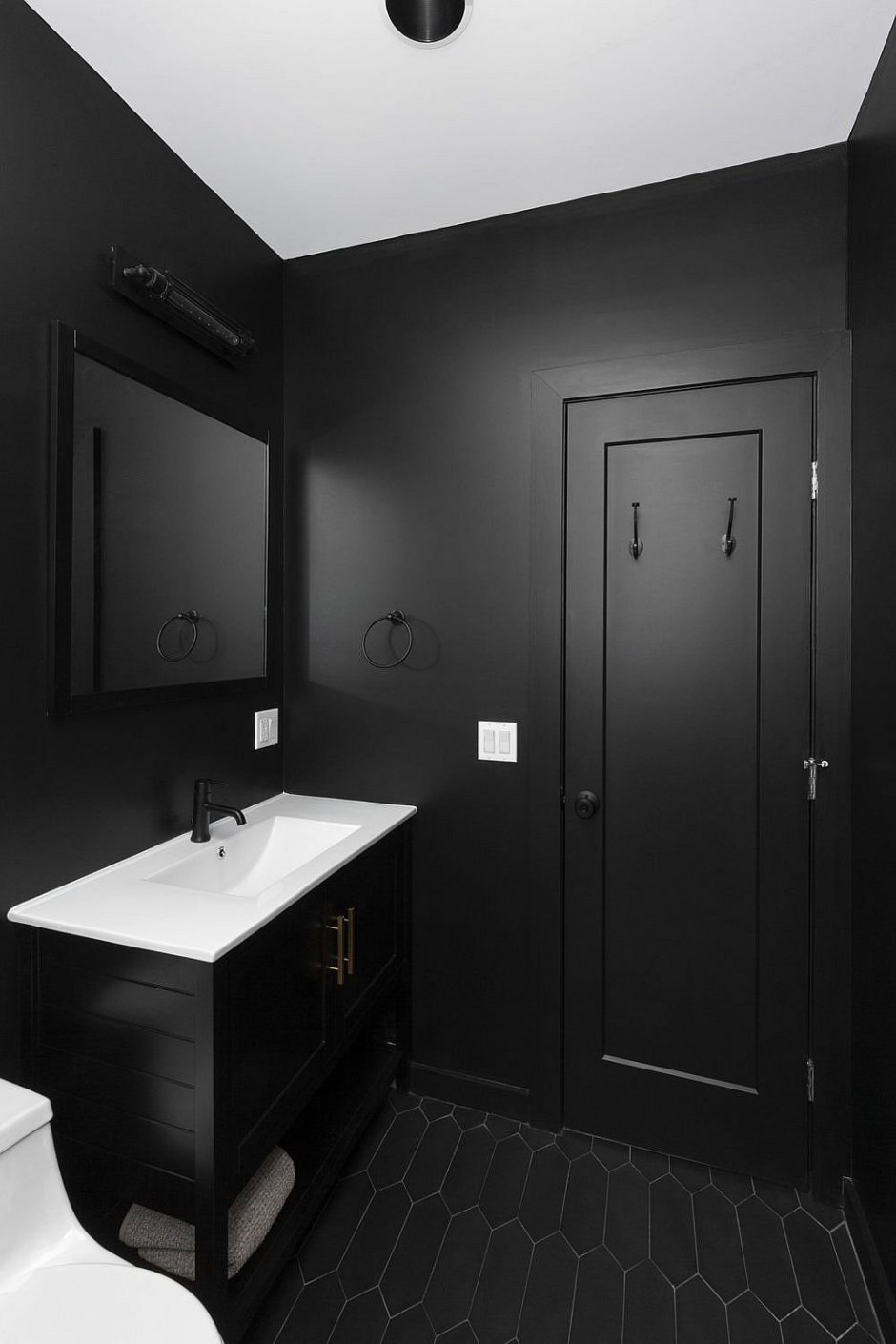 Черная стена в ванной