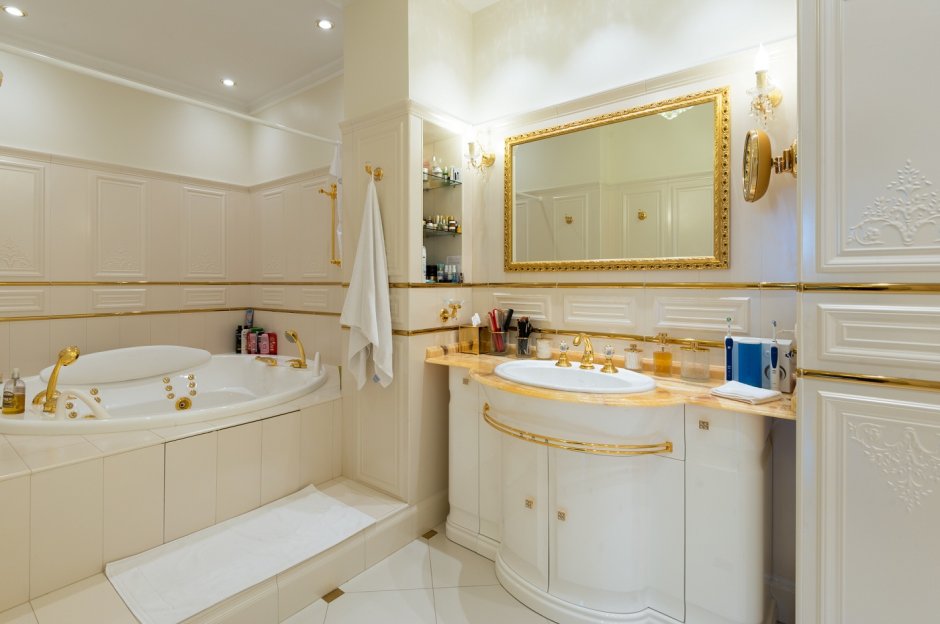 Интерьер ванной комнаты в классическом стиле