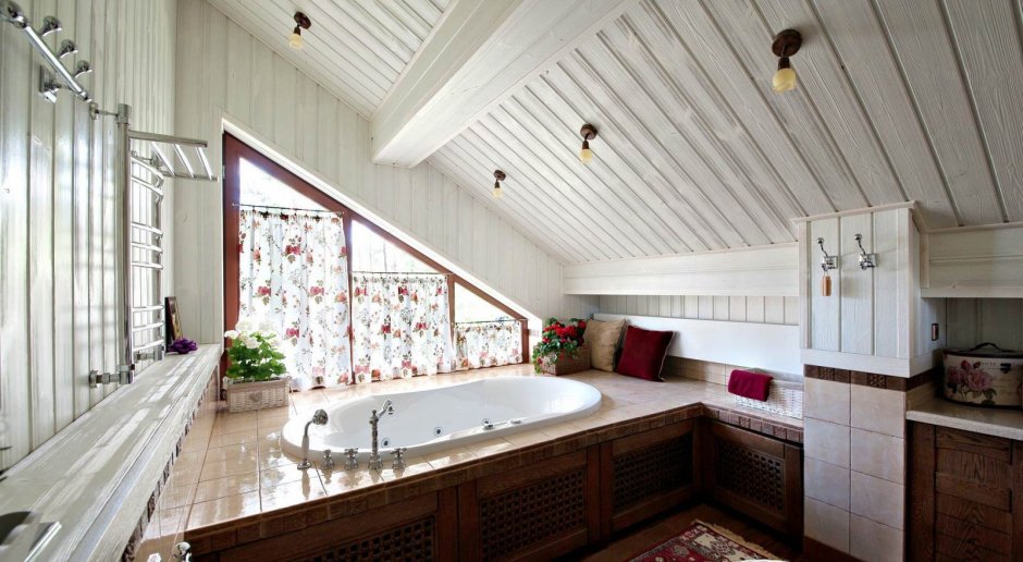 Потолок в ванной на мансарде
