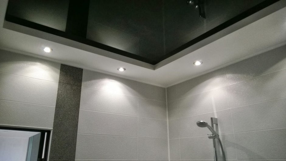 Черный матовый потолок в ванной