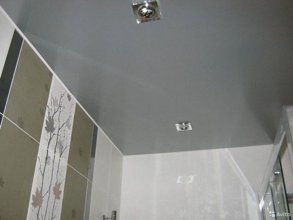Сатиновый натяжной потолок в ванной