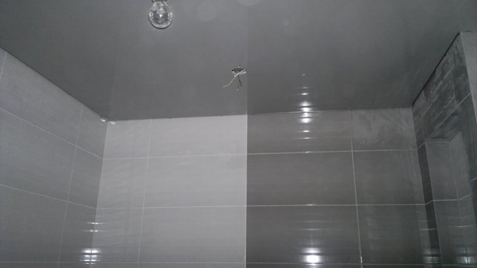 Серый глянцевый потолок в ванной