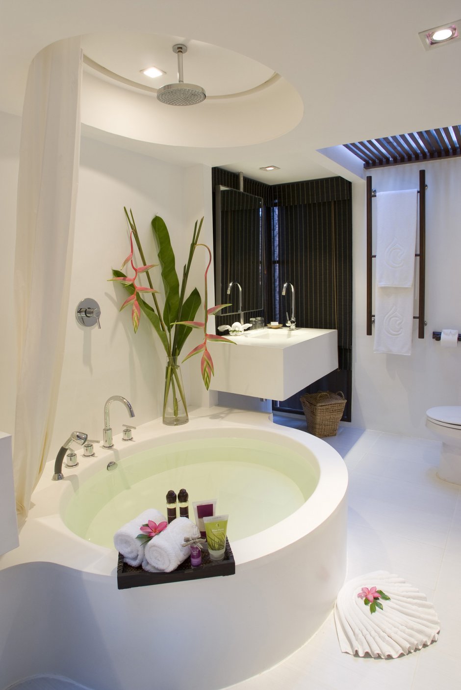 Дизайнерская ванная комната с круглой ванной