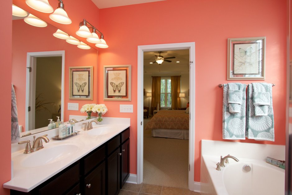 Персиковый цвет стен в ванной