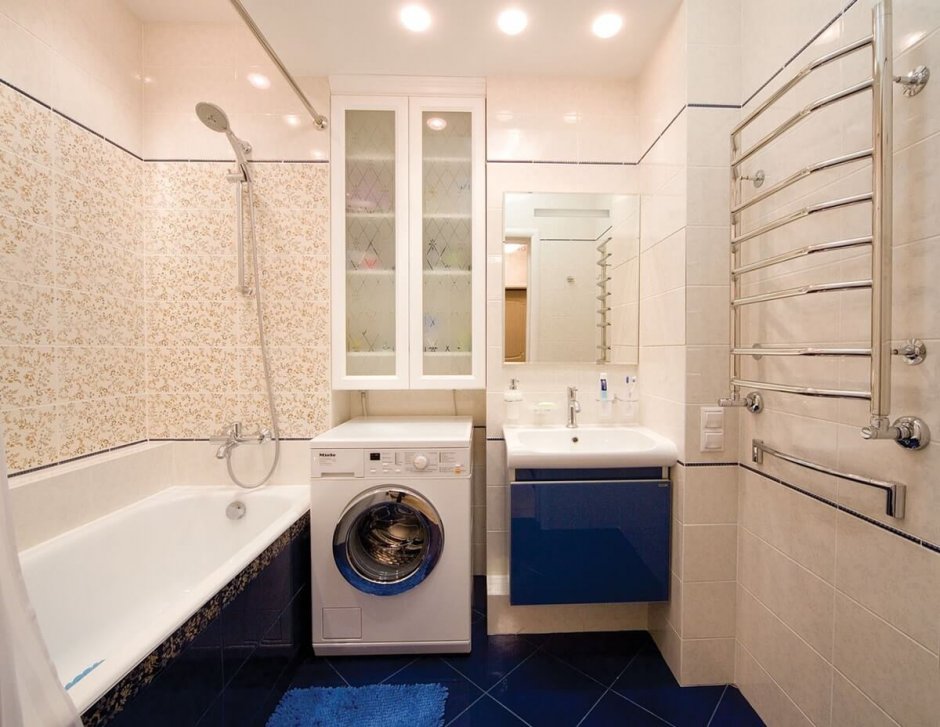 Бежево голубая маленькая ванная комната