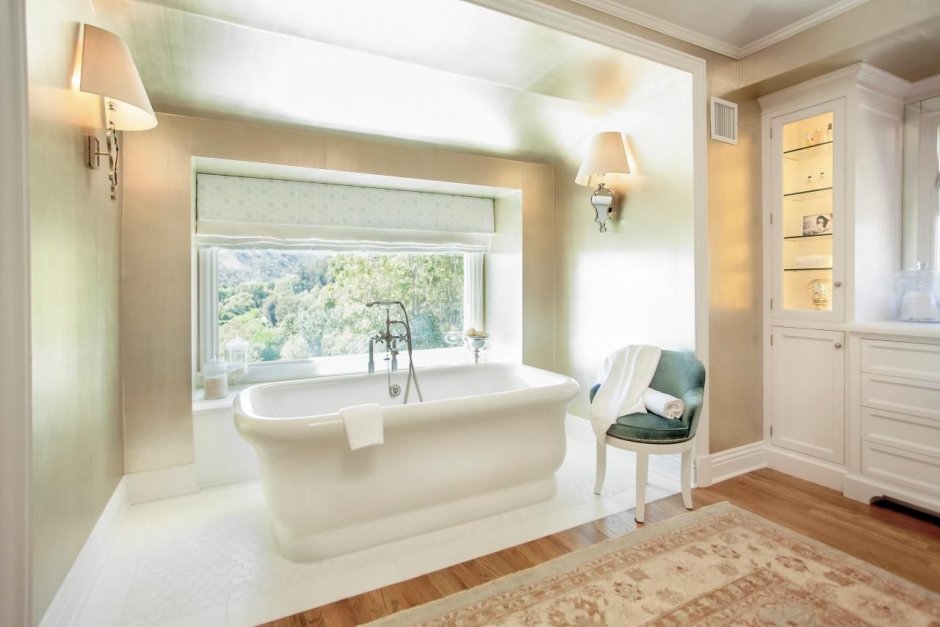 Интерьер ванной с окном между ванной и кухней