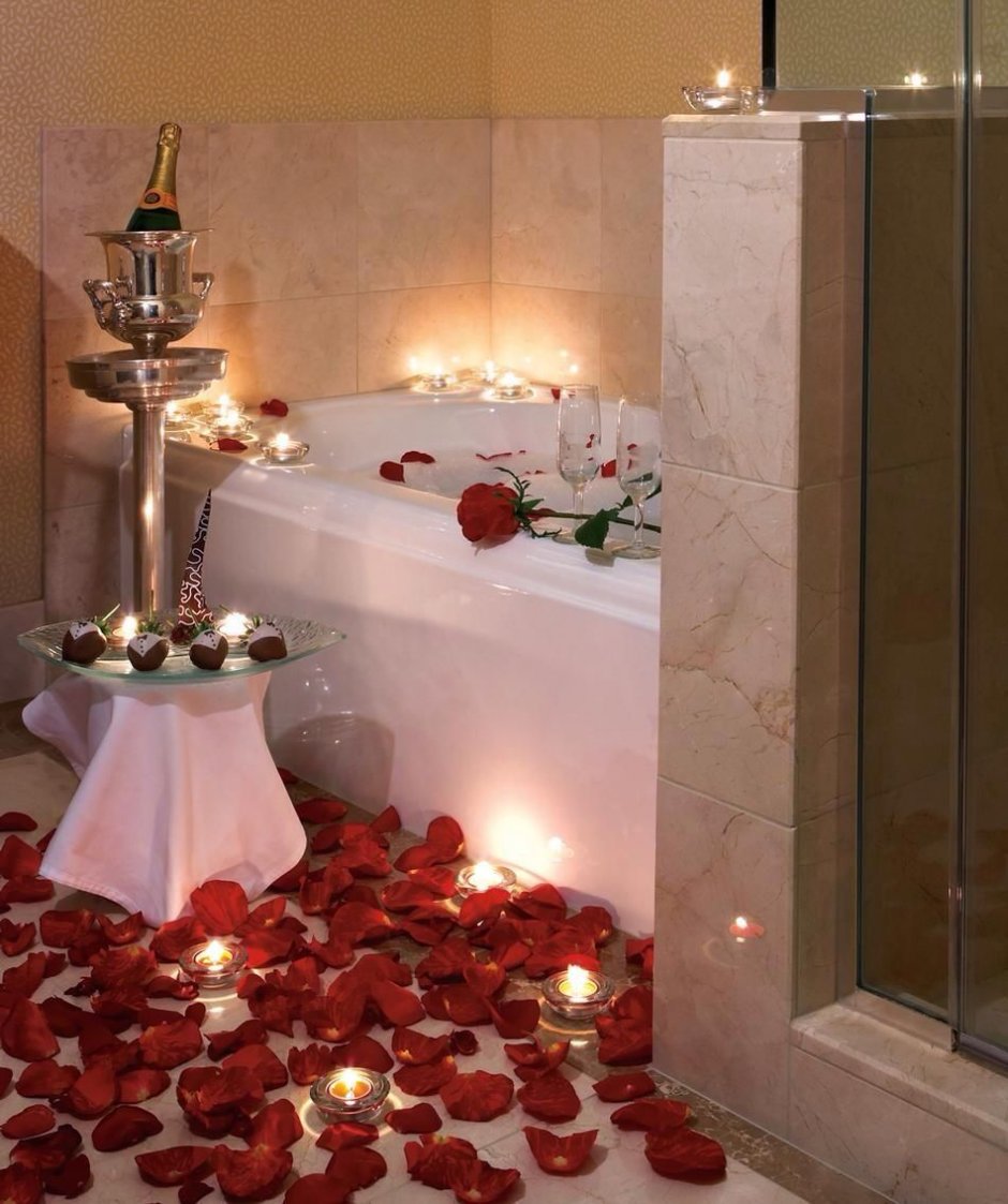 Ванная с цветами и свечами
