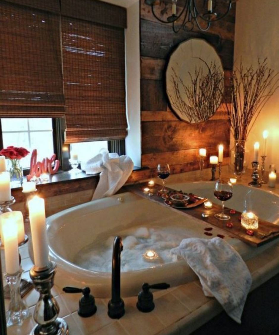 Уютная ванная со свечами