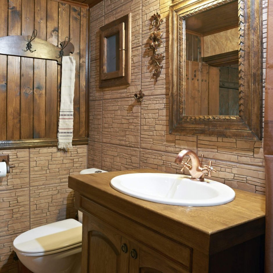 Ванная с деревянной отделкой