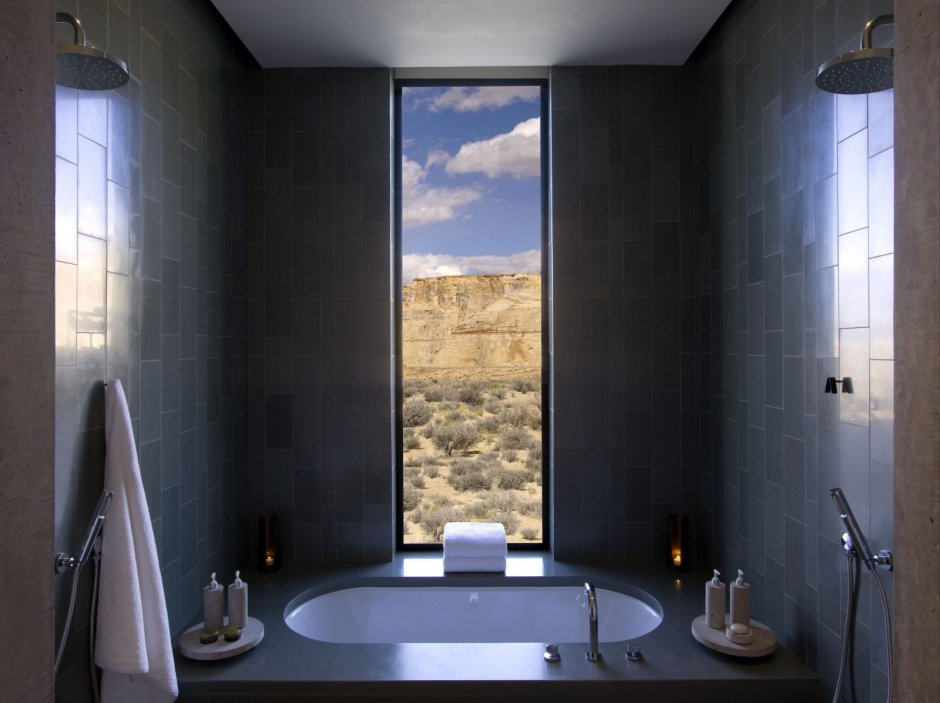 Панорамное окно в ванной комнате