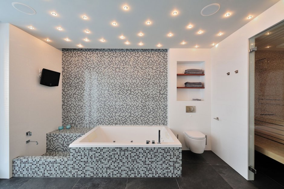 Мозаичный потолок в ванной комнате